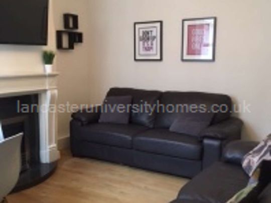 Modern 5 bedroom home ideally located close to the town centre. Room 1 - Photo 1