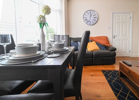 4 Bed Semi-Detached House, Richmond Hill, LU2 - Photo 2