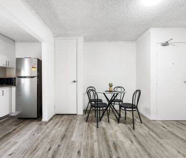 Prime CBD apartment in quiet complex - Photo 3