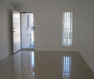 PET FRIENDLY! MODERN 3 BEDROOM TOWNHOUSE NEAR NORTH LAKES! - Photo 1