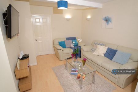1 bedroom in a house share to rent - Photo 4