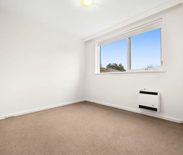 Stylish, sun-filled living - Photo 4