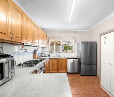 Family Comfort in a Quiet Pocket, Close to Shops & Schools - Photo 6