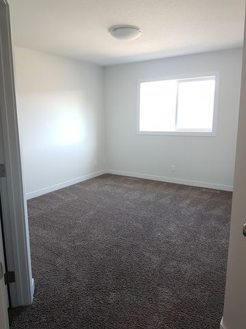 Modern, Pet Friendly 3 Bed Townhouse with Garage & Fenced Yard! - Photo 4