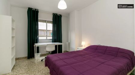 Double bed in Room in a shared 5-bedroom apartment for rent in Camino de Ronda. - Photo 5