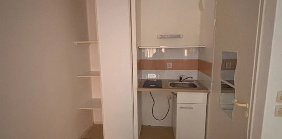 Location Appartement 1 pièce 18m² NIMES 30000 - Photo 2