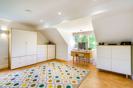 With over 5,500 sq ft of accommodation, an immaculately presented, six bedroom family home set over three floors - Photo 3