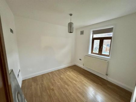 5 bedroom semi-detached house to rent - Photo 4