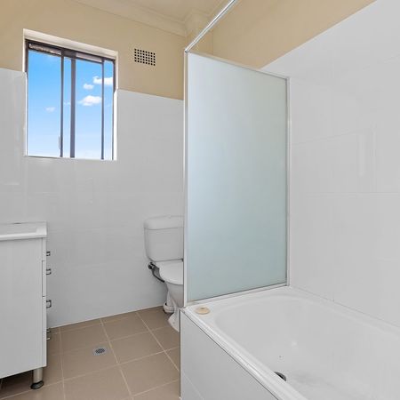 Charming One-Bedroom Unit in Picturesque Swansea - Photo 3