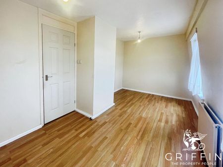 Hobart Road, Tilbury, RM18 - Photo 2