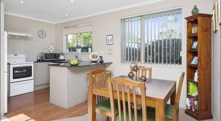 Tidy standalone 1 bedroom with garage and garden - Photo 3