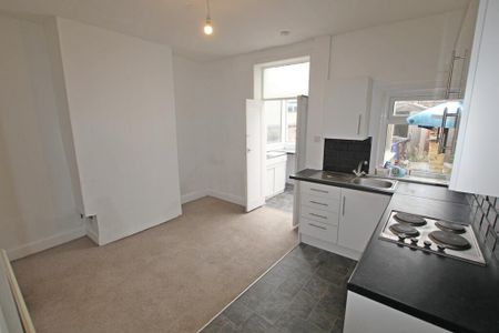 2 bedroom terraced house to rent - Photo 4