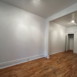 RENOVATED - RÉNOVÉ Petite-Italie / Little Italy - Appartement 3 Chambres au Rez-de-Chaussée à Louer – Jean Talon - Photo 2