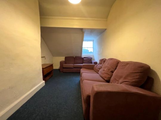 4 bedroom flat to rent - Photo 1