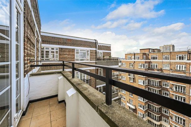 A spacious 3 bedroom apartment, recently refurbished to a very high standard, immaculately presented throughout, with 24/7 concierge, off street parking and roof terrace. - Photo 1