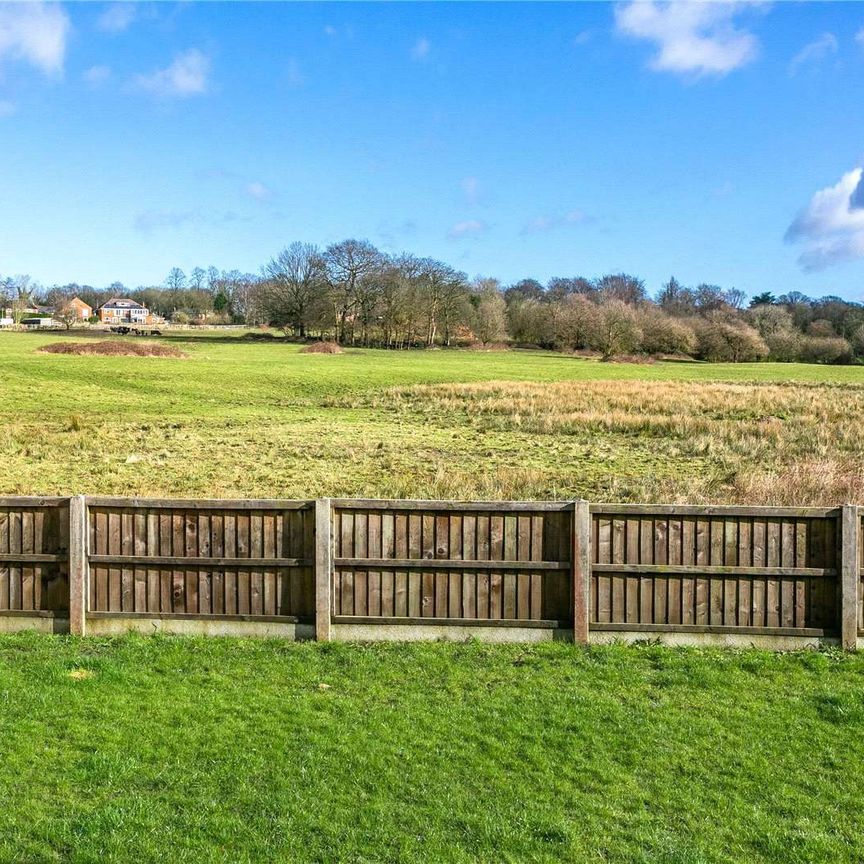 High specification gated home with wonderful views, excellent security and easy access to central Manchester - Photo 1