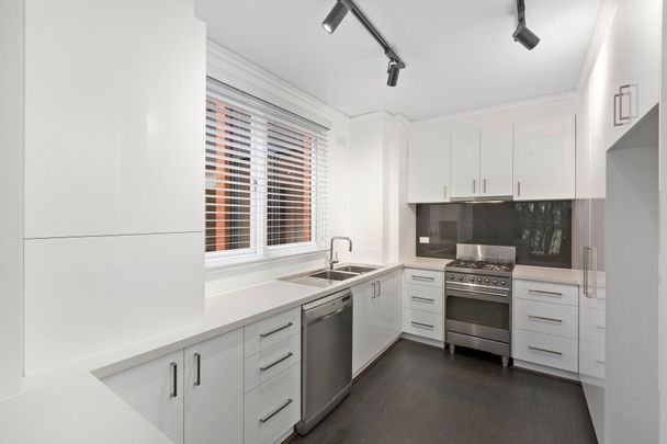 Private Toorak sanctuary - Photo 1