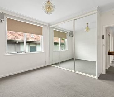 Renovated 2 Bed in Prime Positioning - Photo 2