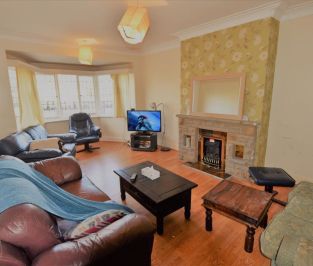 4 bedroom Flat in St Chads Drive, Leeds - Photo 5