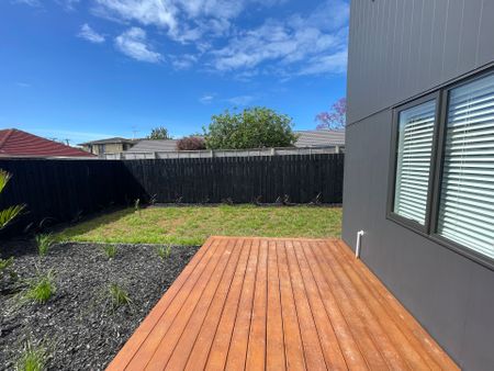 Two Level Townhouse&excl; Brand New&excl; Huge Garden&excl; - Photo 2