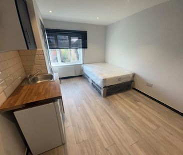 103 Raymond Crescent, GuildfordProperty for lettings - Seymours - Photo 1