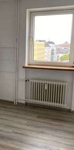 Renovierte 2 Zimmer Wohnung mit Balkon und Einbauküche! - Foto 1