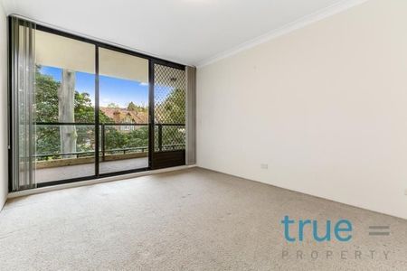 SPACIOUS APARTMENT IN TREE-LINED, TRANQUIL LOCALE - Photo 2