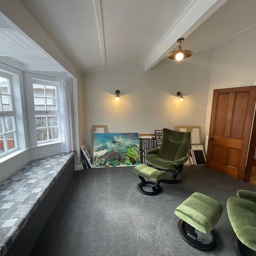 EXECUTIVE HOME CENTRALLY LOCATED - Photo 1