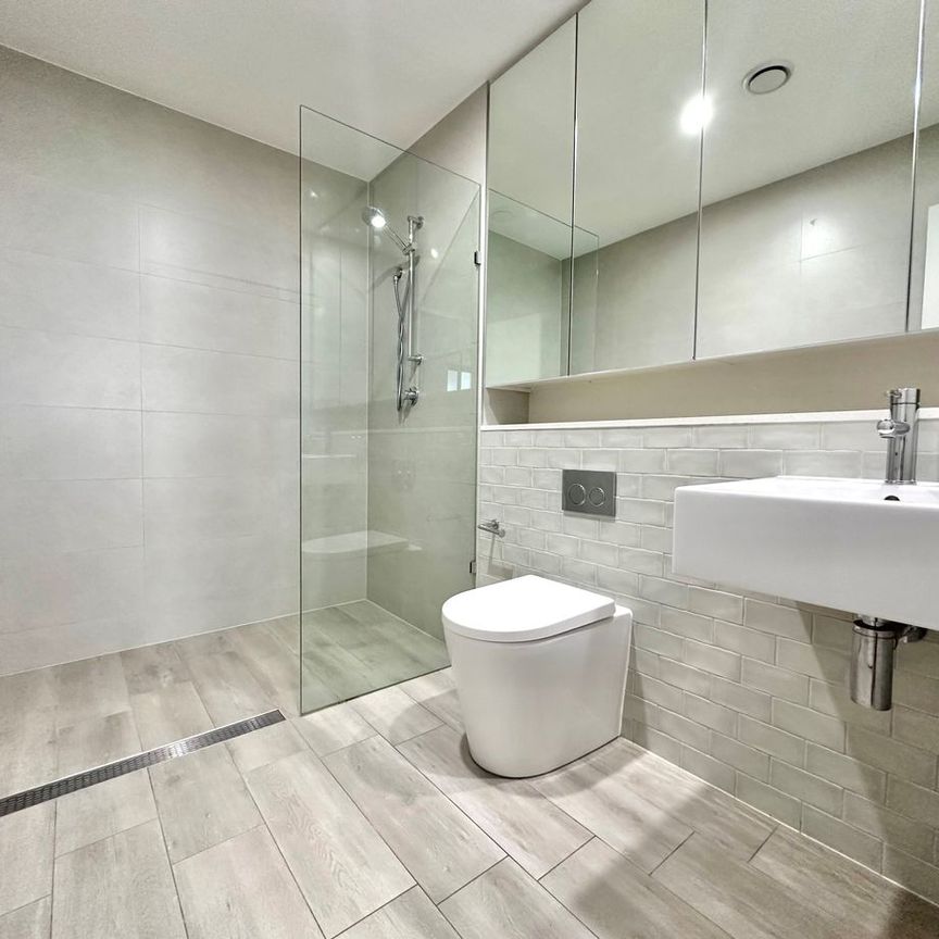 Modern and Spacious 2 Bedroom Apartment - Photo 1