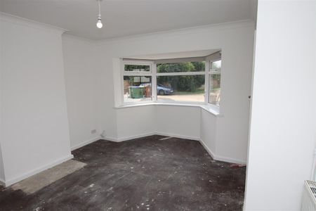 3 bedroom Semi-Detached House to let - Photo 3