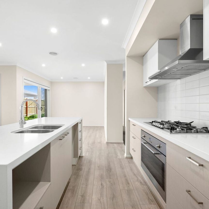 Five Bedroom, Two Living Family Home - Photo 1