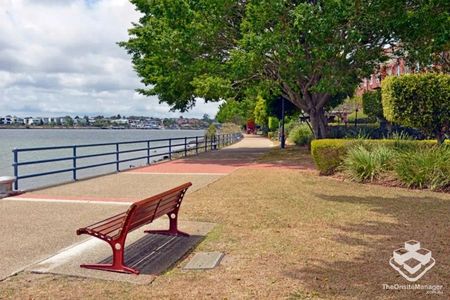 Urban Loft Living in the Heart of Teneriffe - Photo 3