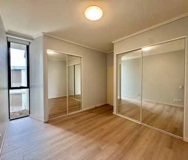 Light Filled Modern Two Bedroom Apartment With Air Conditioning & S... - Photo 6