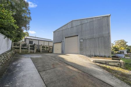 Private residence with large barn shed - Photo 5