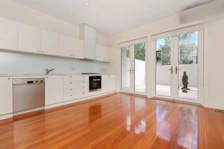 Large and Stylish Home in a Prime Inner City Position - Photo 4