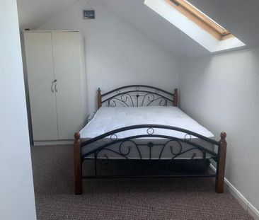 Loft converted small size studio flat ideal for single person £850 pcm - Photo 4