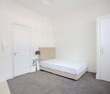 This studio flat benefits from its own kitchenette and is well situ... - Photo 2