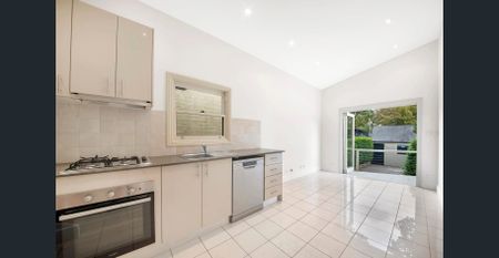 Elegant & Versatile Terrace in Coveted Crows Nest Location - Photo 5