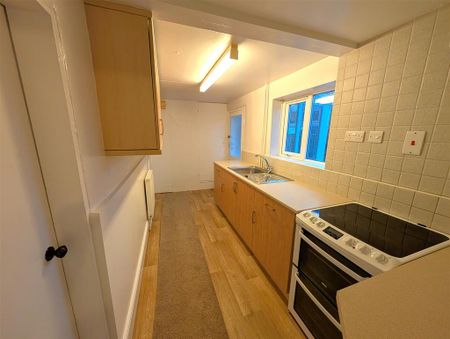 3 bedroom semi-detached house to rent - Photo 5