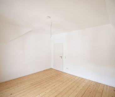 Altbau Charme! Sanierte 3-ZKB Maisonette Wohnung mit Balkon in zent... - Photo 3