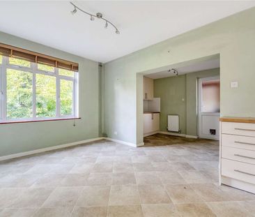 Five-bedroom versatile detached house with garage and storage. - Photo 2