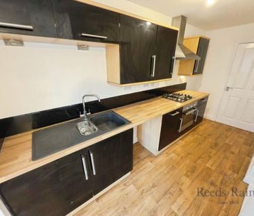 3 bedroom end of terrace house to rent - Photo 2