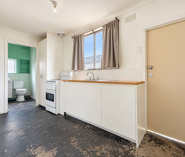 Comfortable Family Living in a Convenient Preston Location - Photo 2