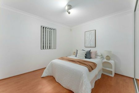 Spacious 3 Bedroom Courtyard Apartment! - Photo 3