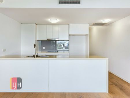 LOW MAINTENANCE LIVING - 2 CAR SPACES & LIFT ACCESS TO UNIT ! - Photo 4