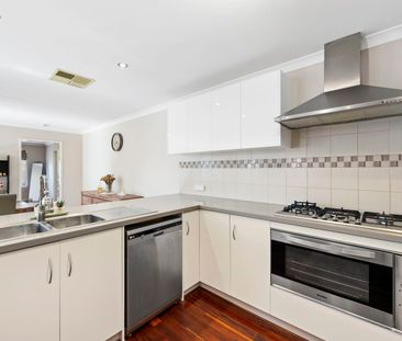 Stunning Family Home in a Prime Caversham Location – 75 Barbarossa ... - Photo 2