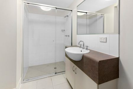 Unfurnished apartment close to the CBD. - Photo 4