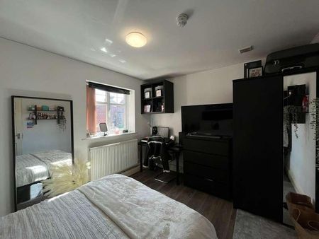 Bedroom Large Modern Apartment - Alfreton Road, NG7 - Photo 2