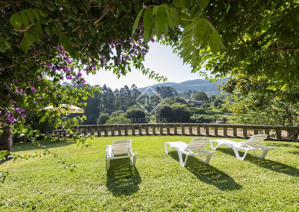A fantastic well-built villa for short term let offering 8 bedrooms, a good layout, lovely views and a large plot in Donas-Gondomar, Pontevedra