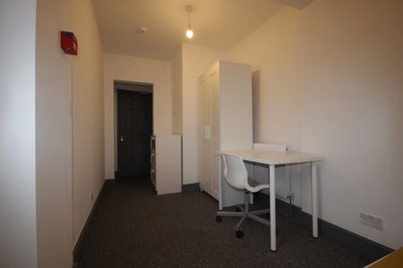 5 Bed Terraced House, Alpha Street, M6 - Photo 2